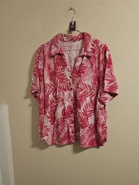 Pink Tropical Print Short Sleeve Button Down Blouse. In EUC
